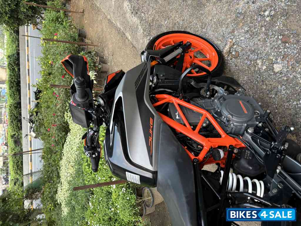 Silver Matallic Matt KTM Duke 390 BS6 Silver Matallic Matt KTM Duke 390 BS6