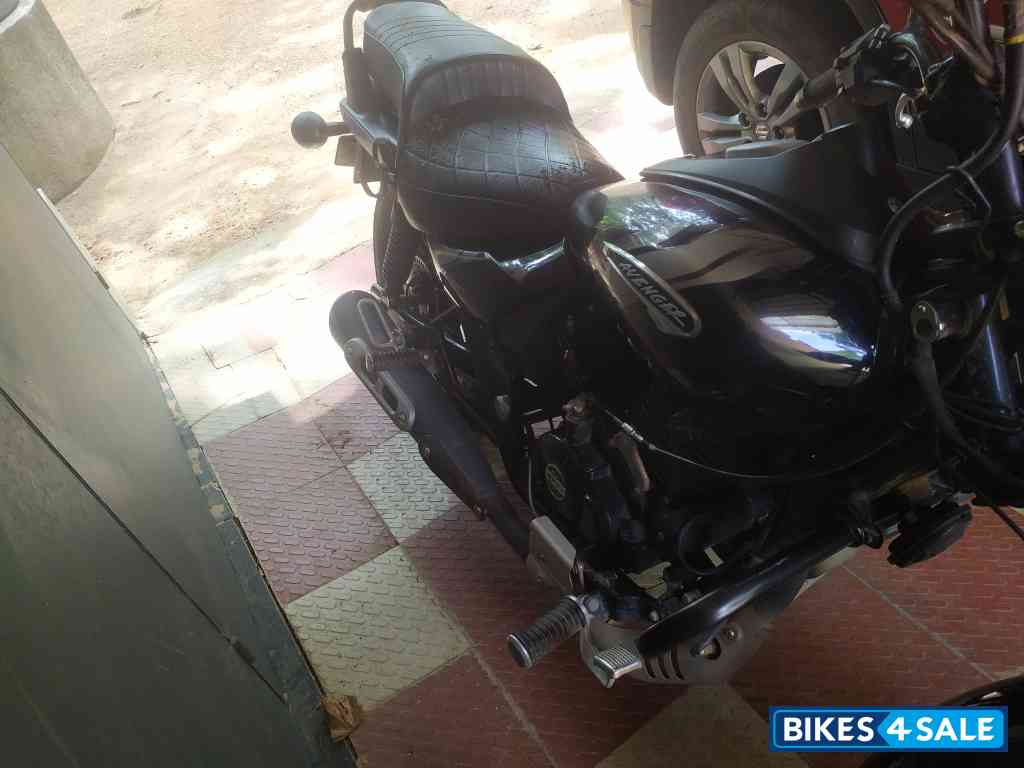 Ebony Black Bajaj Avenger Street 160 BS6