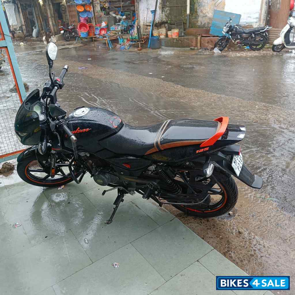 Bajaj Pulsar 125 Neon Disc Single Seat