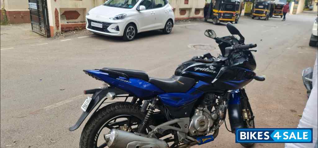 Bajaj Pulsar 220F