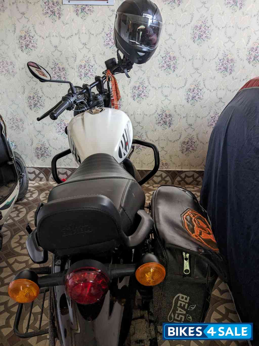 Dapper White Royal Enfield Hunter 350 Metro