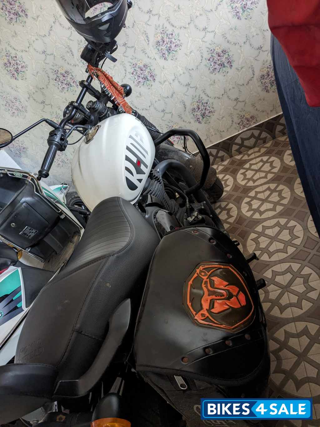 Dapper White Royal Enfield Hunter 350 Metro