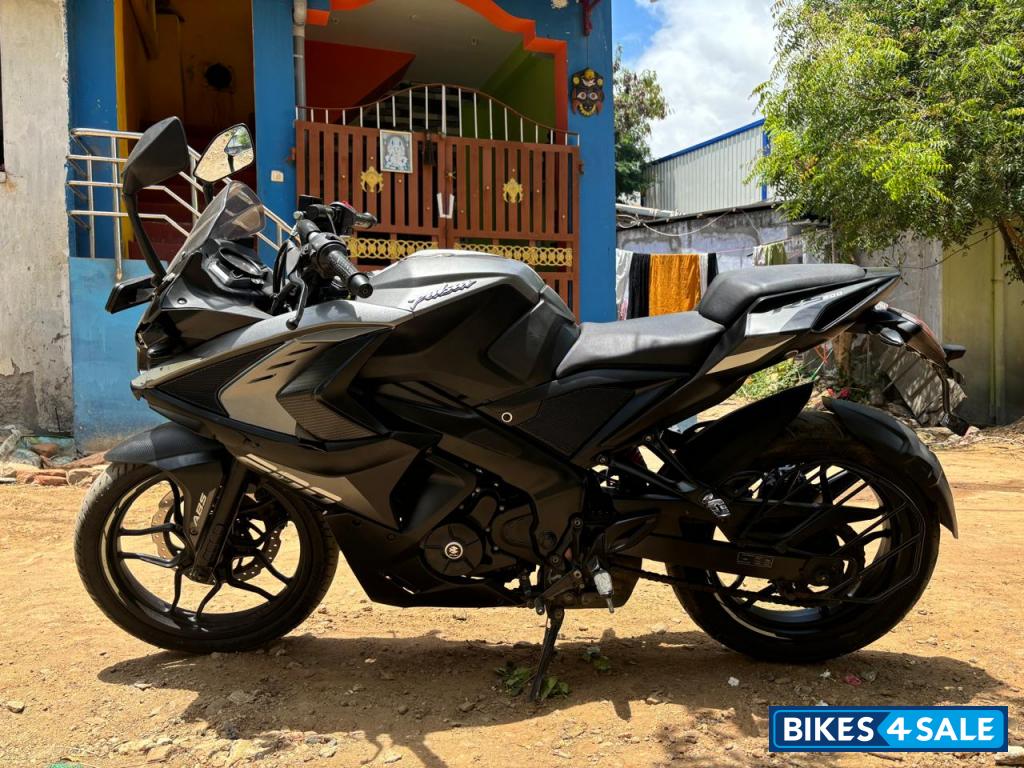 Bajaj Pulsar RS 200 ABS