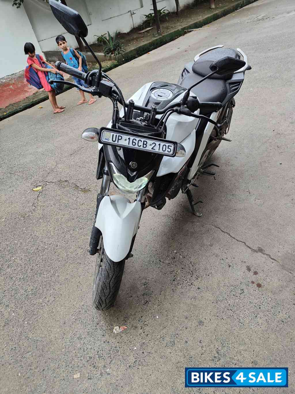 White & Black Yamaha FZ25