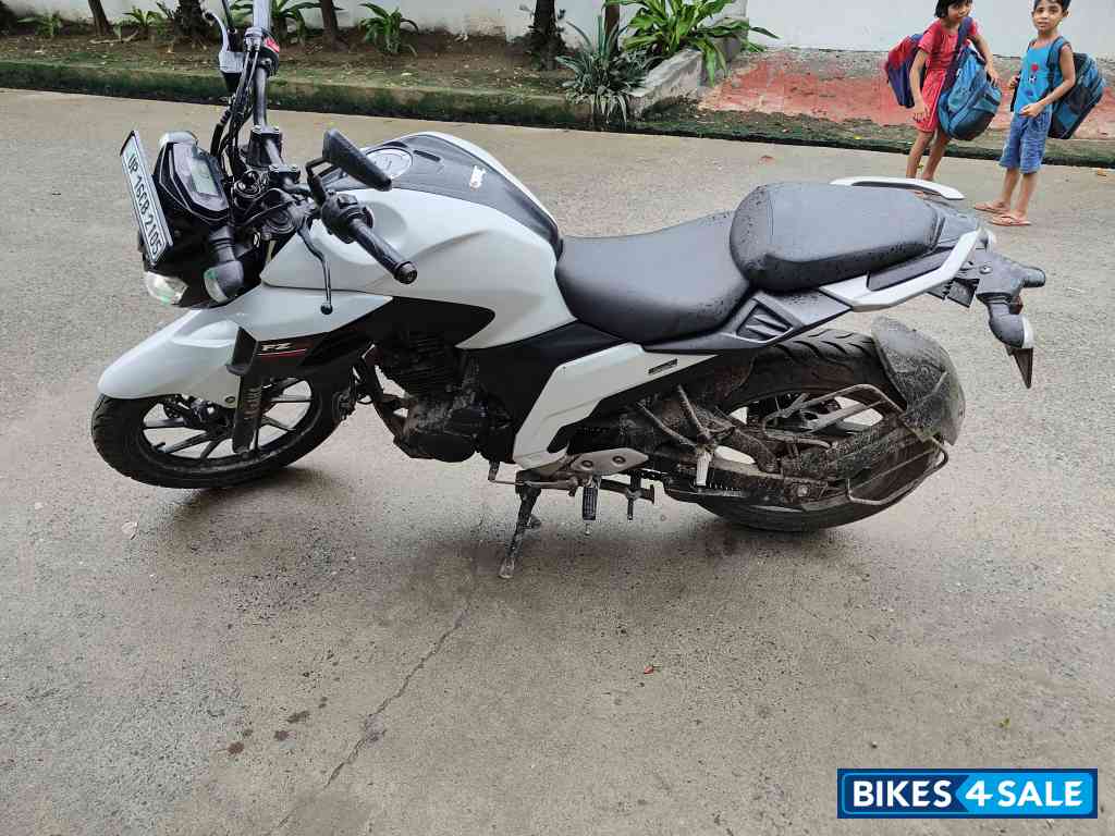 White & Black Yamaha FZ25