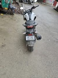 White & Black Yamaha FZ25