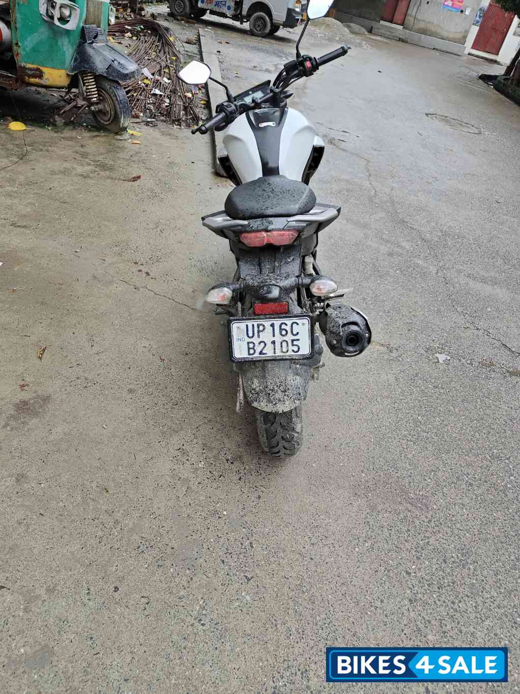 White & Black Yamaha FZ25