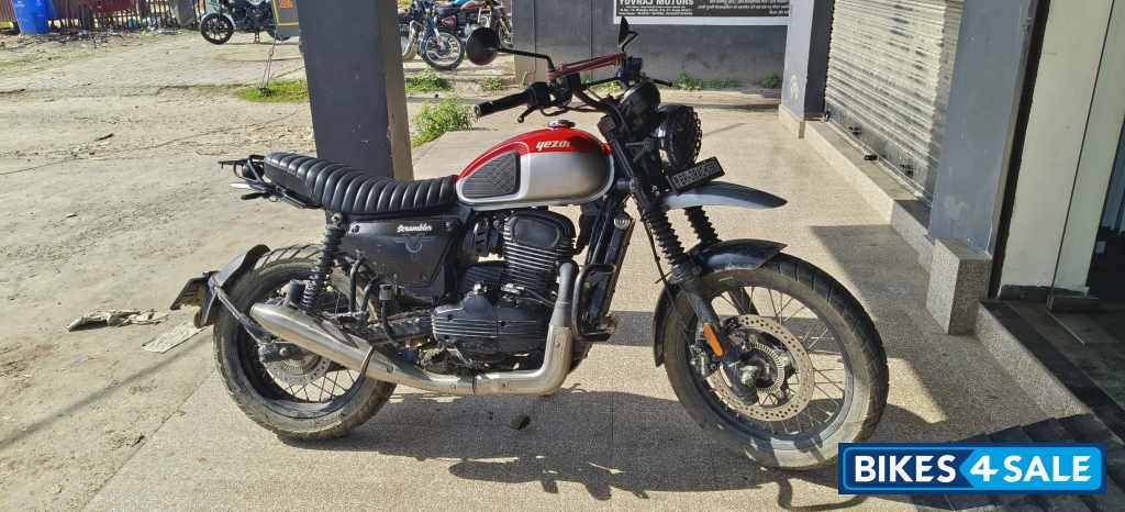 Yezdi Scrambler Dual Tone