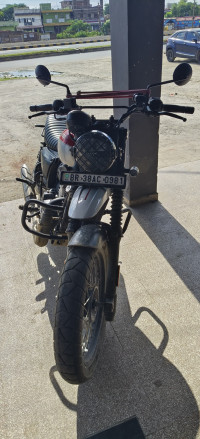 Yezdi Scrambler Dual Tone