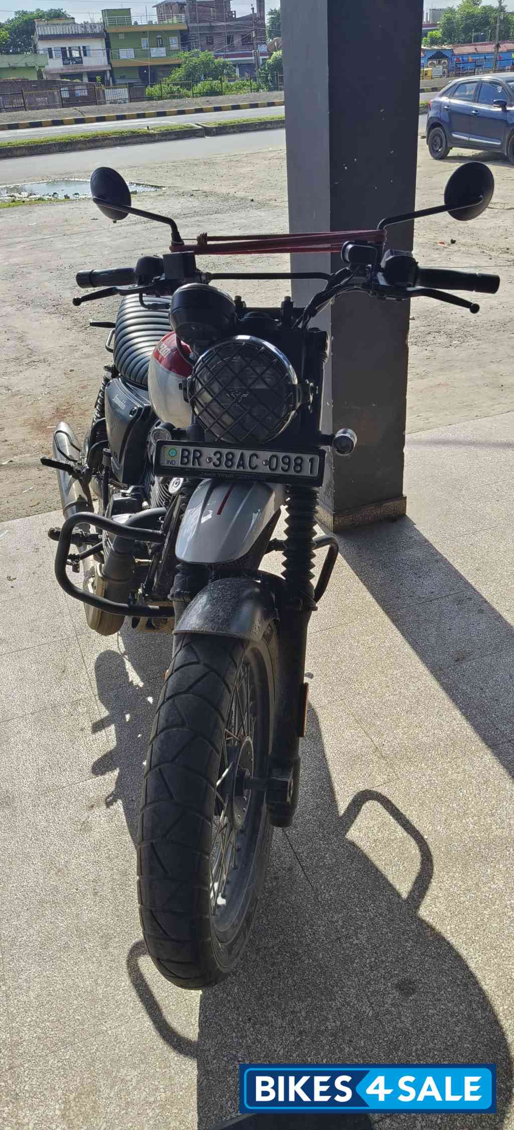 Yezdi Scrambler Dual Tone