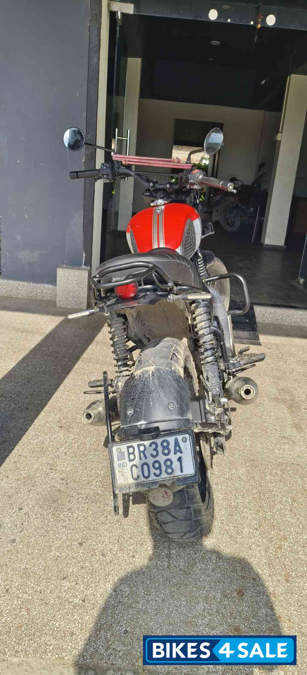 Yezdi Scrambler Dual Tone