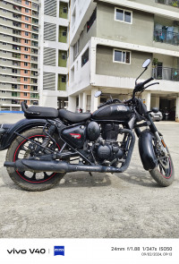 Stealth Black Royal Enfield Classic 350 BS VI