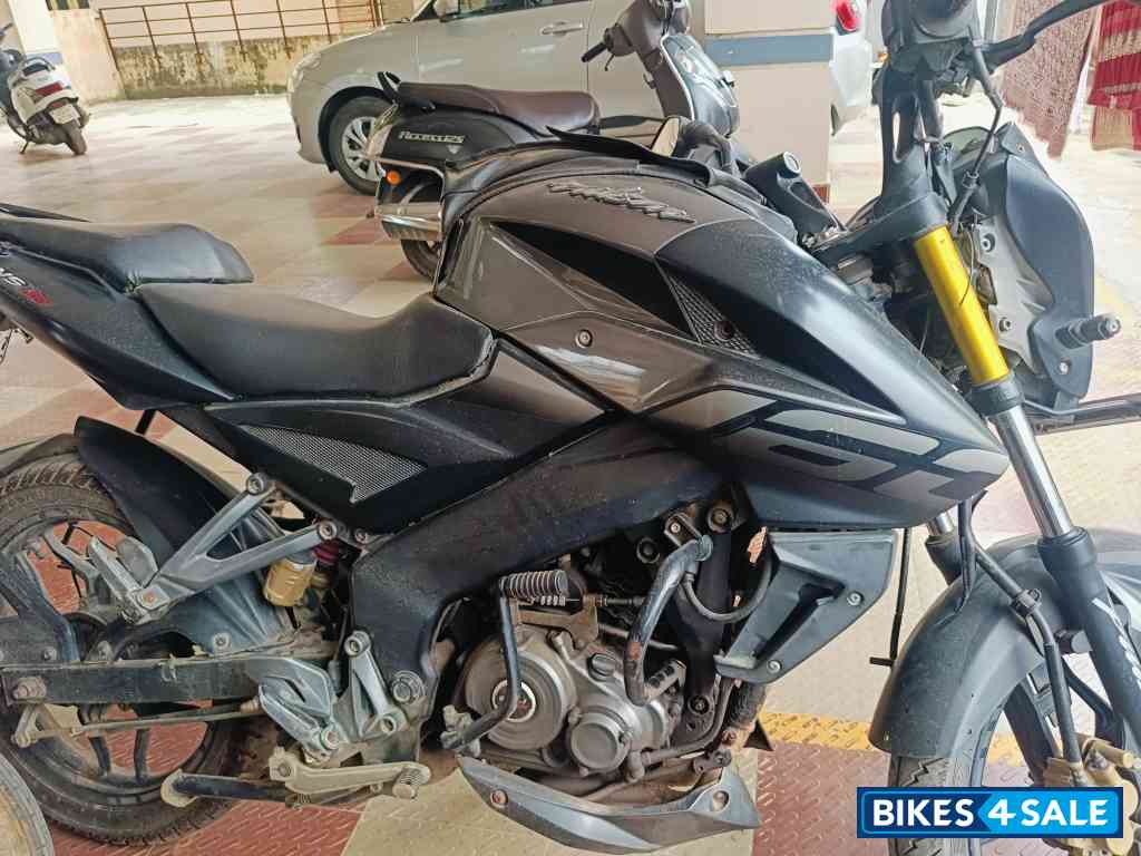 Black Bajaj Pulsar NS 160
