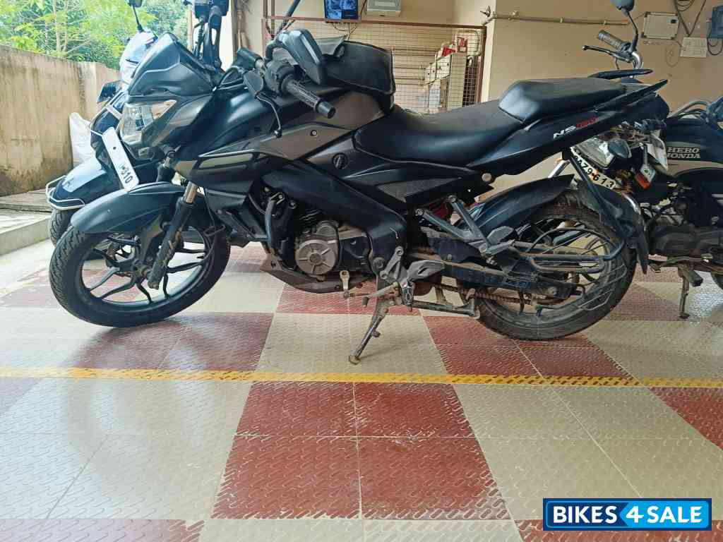 Black Bajaj Pulsar NS 160