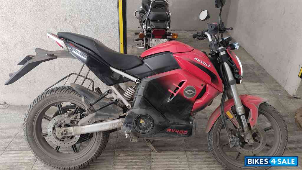 Revolt RV 400