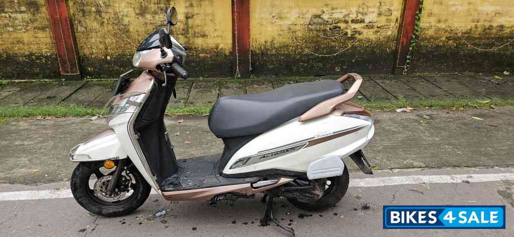Pearl White Honda Activa 125 Premium Edition