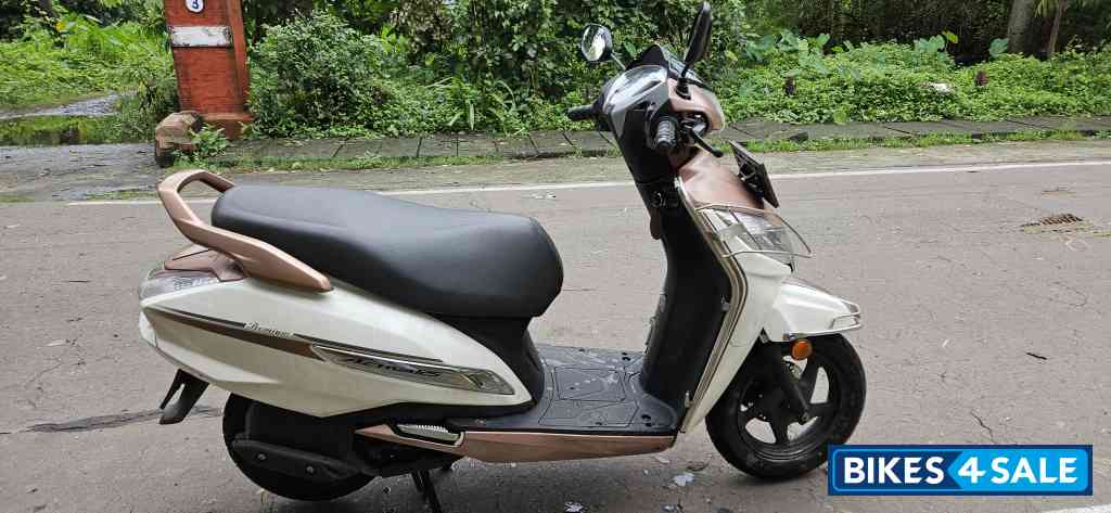 Pearl White Honda Activa 125 Premium Edition