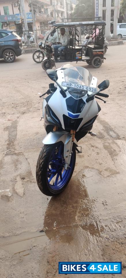 White Matallic C Yamaha R15M