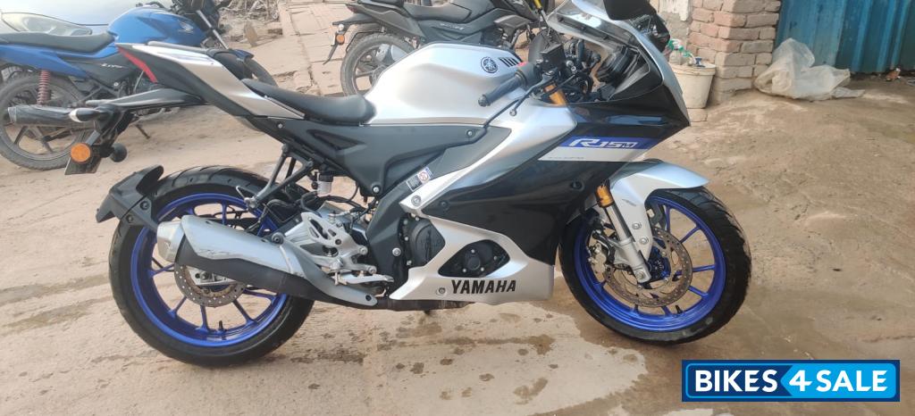 White Matallic C Yamaha R15M