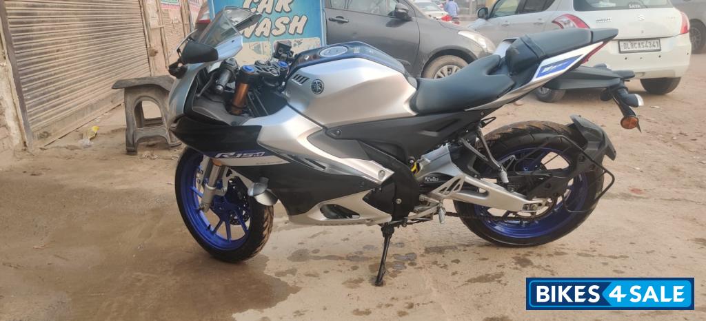 White Matallic C Yamaha R15M