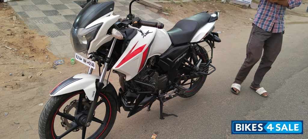 White TVS Apache RTR 160 White TVS Apache RTR 160