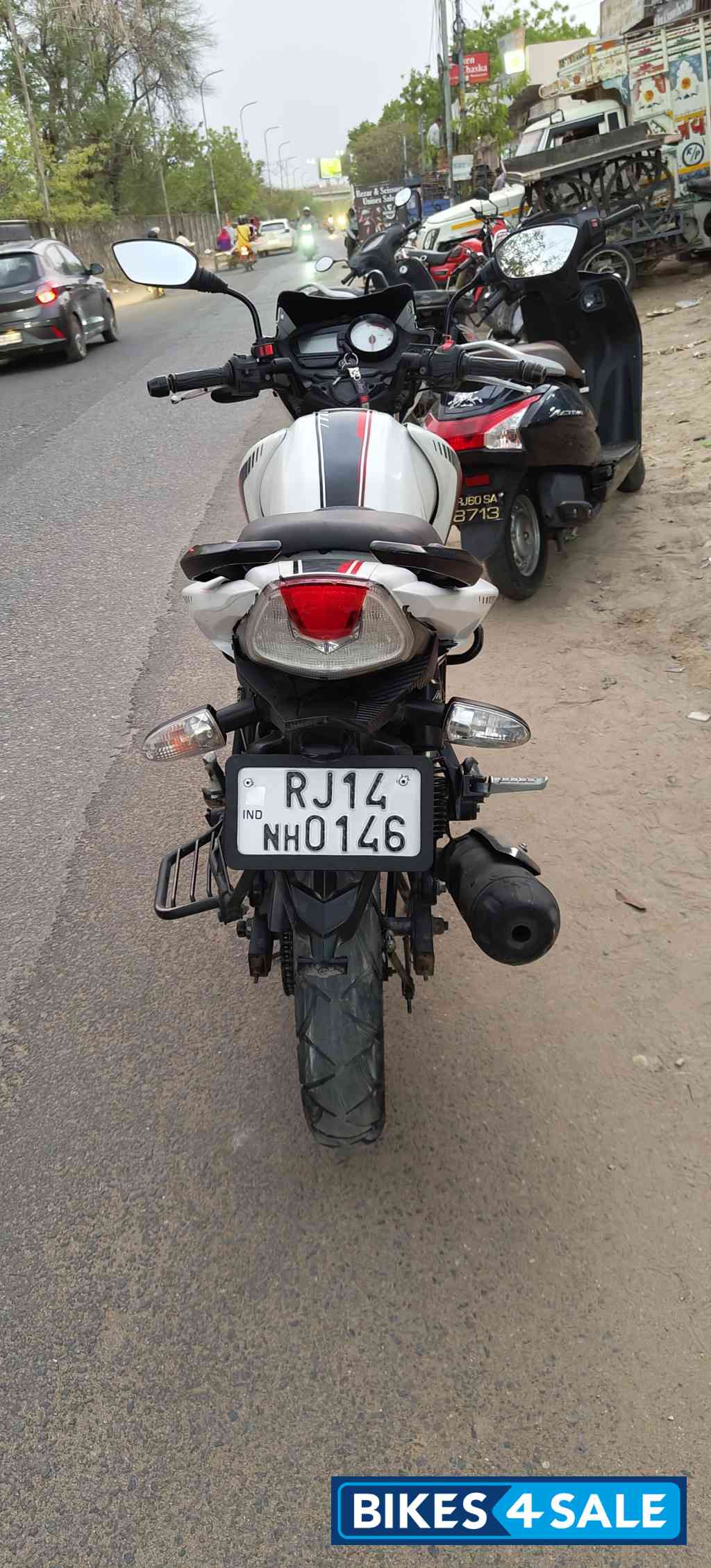 White TVS Apache RTR 160 White TVS Apache RTR 160