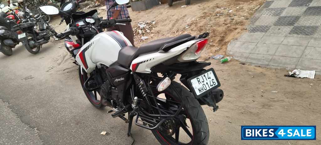 White TVS Apache RTR 160 White TVS Apache RTR 160