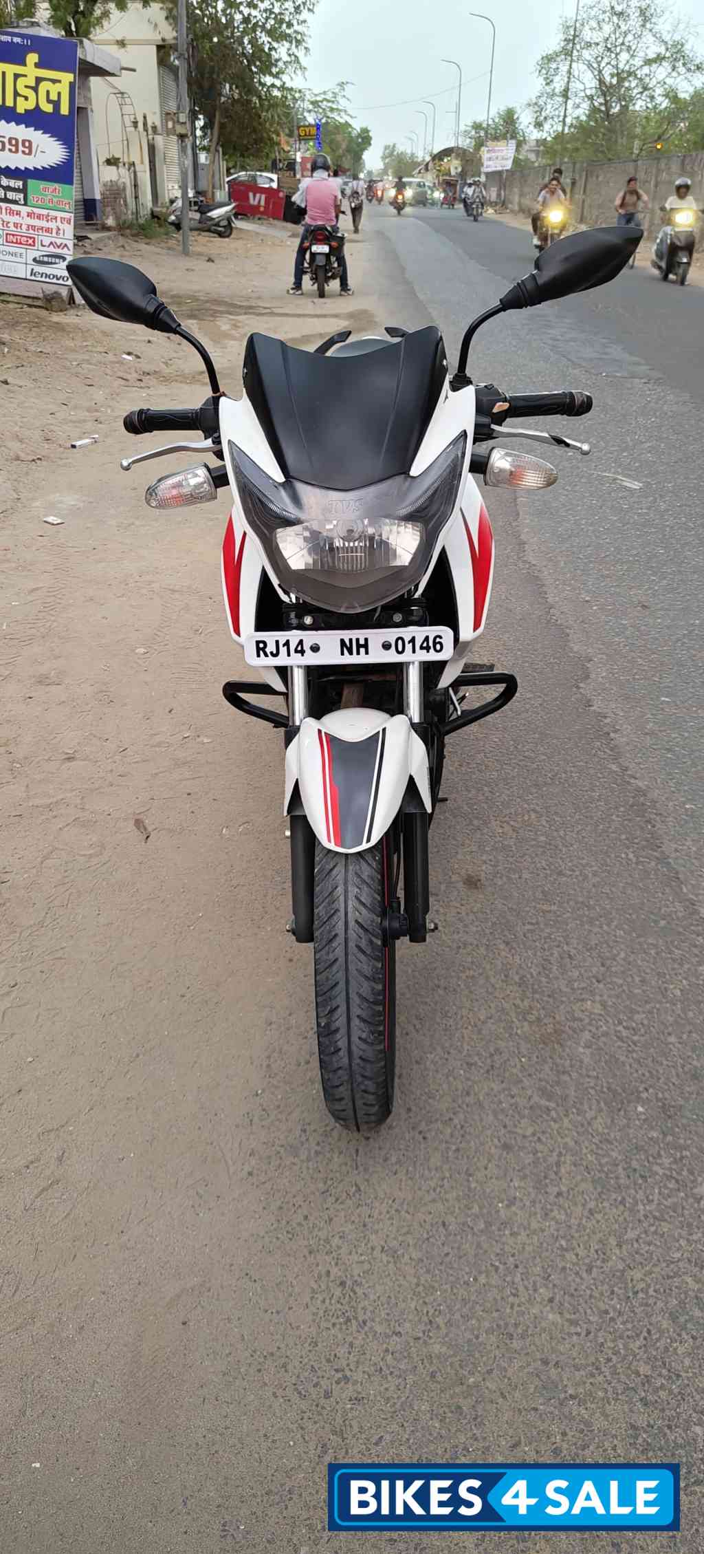White TVS Apache RTR 160 White TVS Apache RTR 160