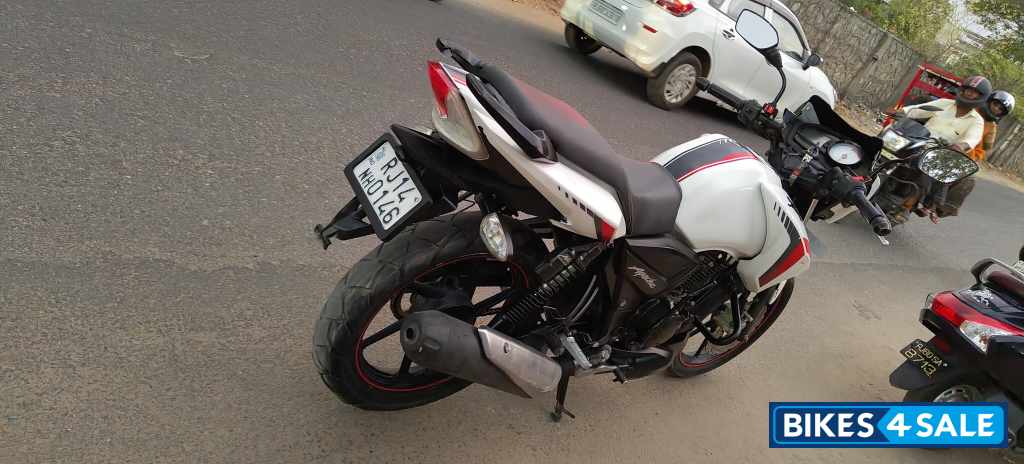 White TVS Apache RTR 160 White TVS Apache RTR 160