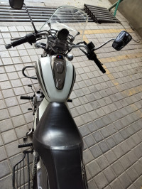 Moon White Bajaj Avenger Cruise 220