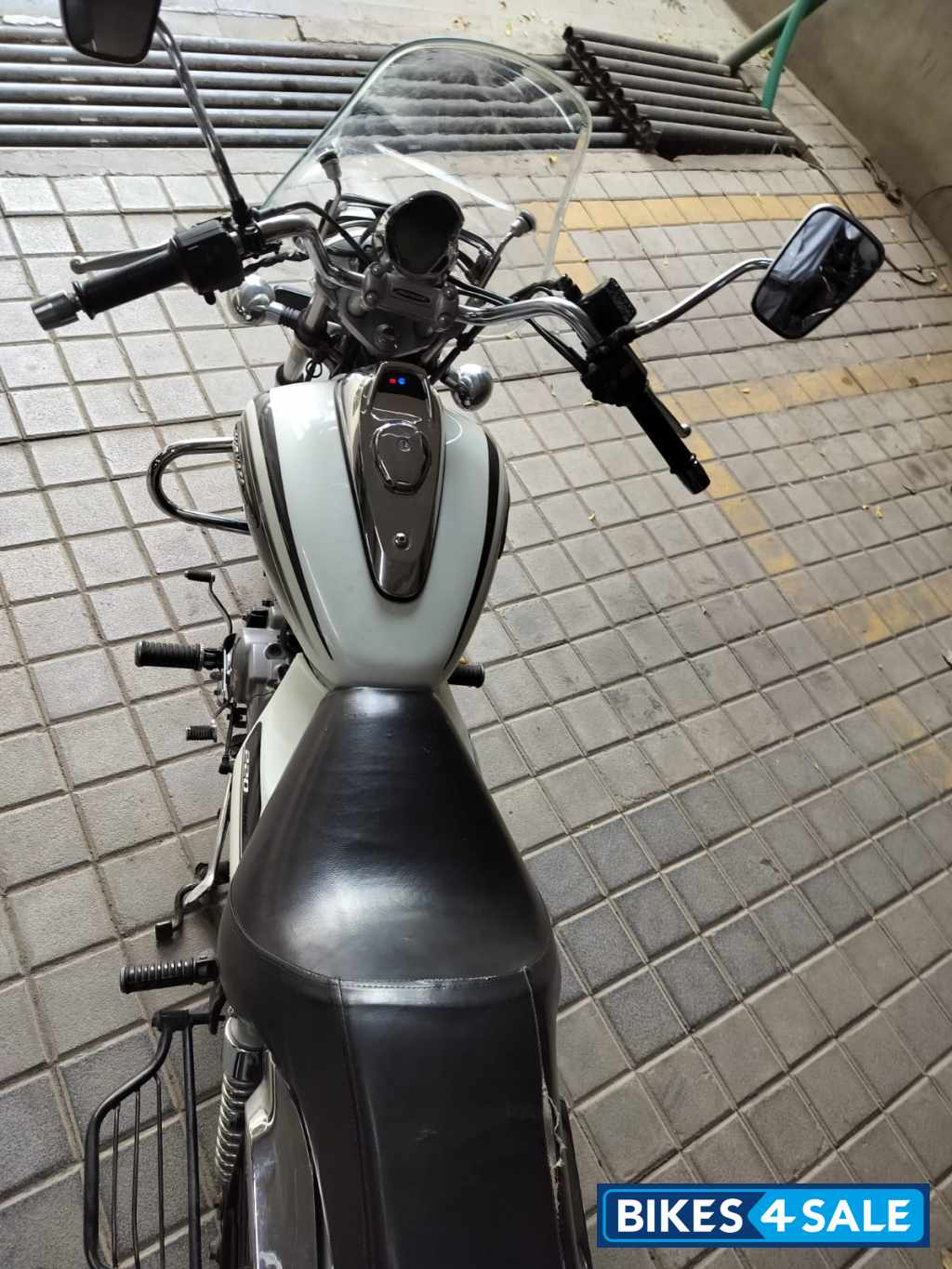 Moon White Bajaj Avenger Cruise 220