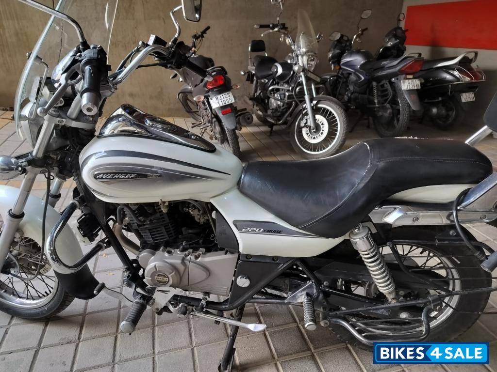 Moon White Bajaj Avenger Cruise 220