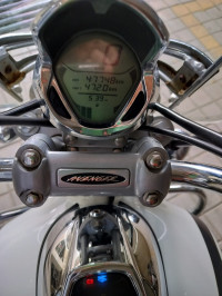 Moon White Bajaj Avenger Cruise 220