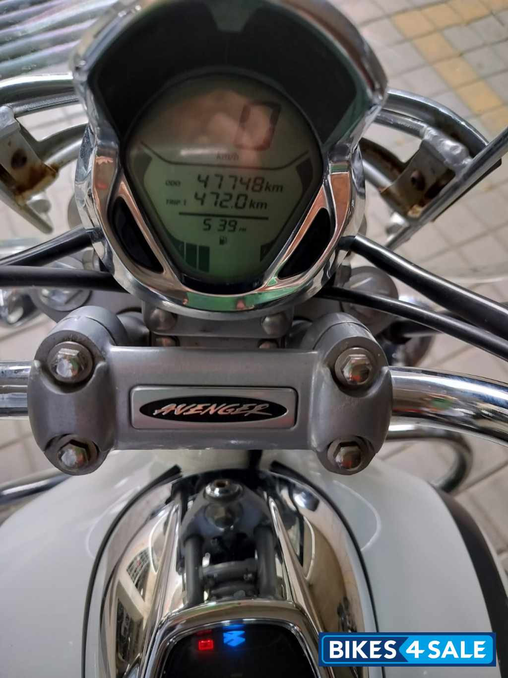 Moon White Bajaj Avenger Cruise 220