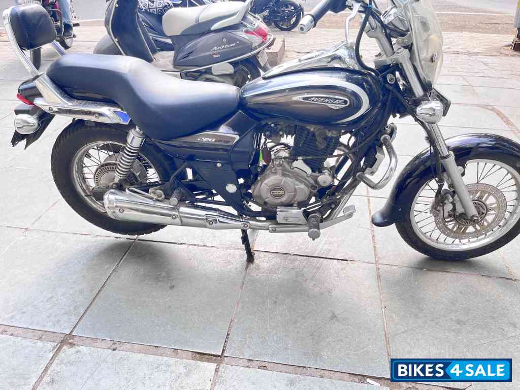 Auburn Black Bajaj Avenger Cruise 220 BS6