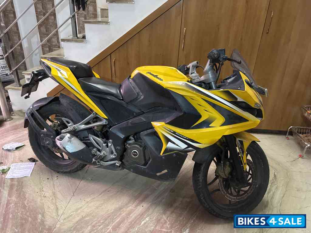 Bajaj Pulsar RS 200 ABS