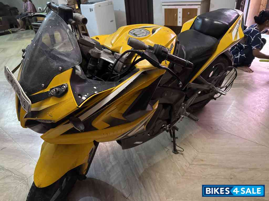 Bajaj Pulsar RS 200 ABS
