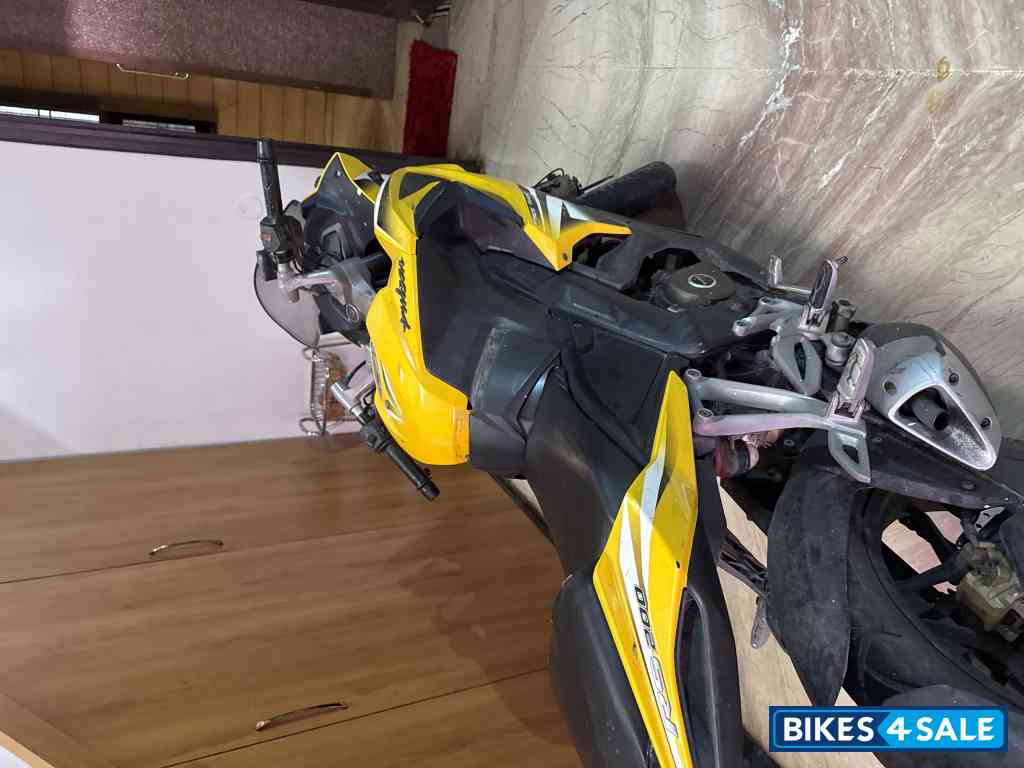 Bajaj Pulsar RS 200 ABS