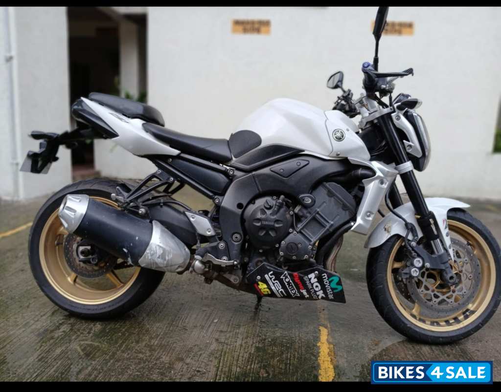 White Yamaha FZ1