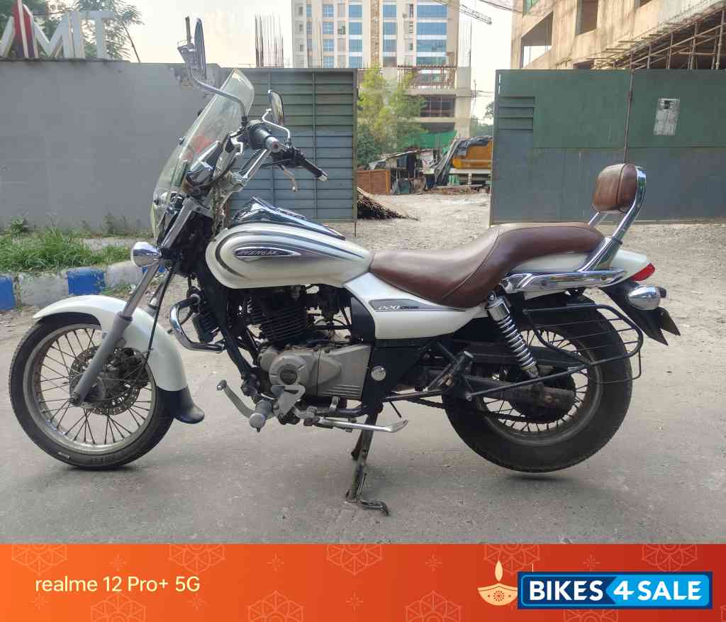 White Bajaj Avenger Cruise 220