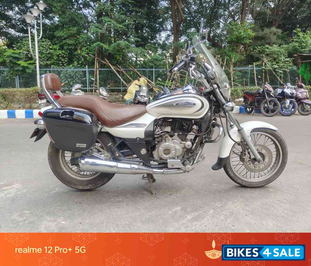 White Bajaj Avenger Cruise 220