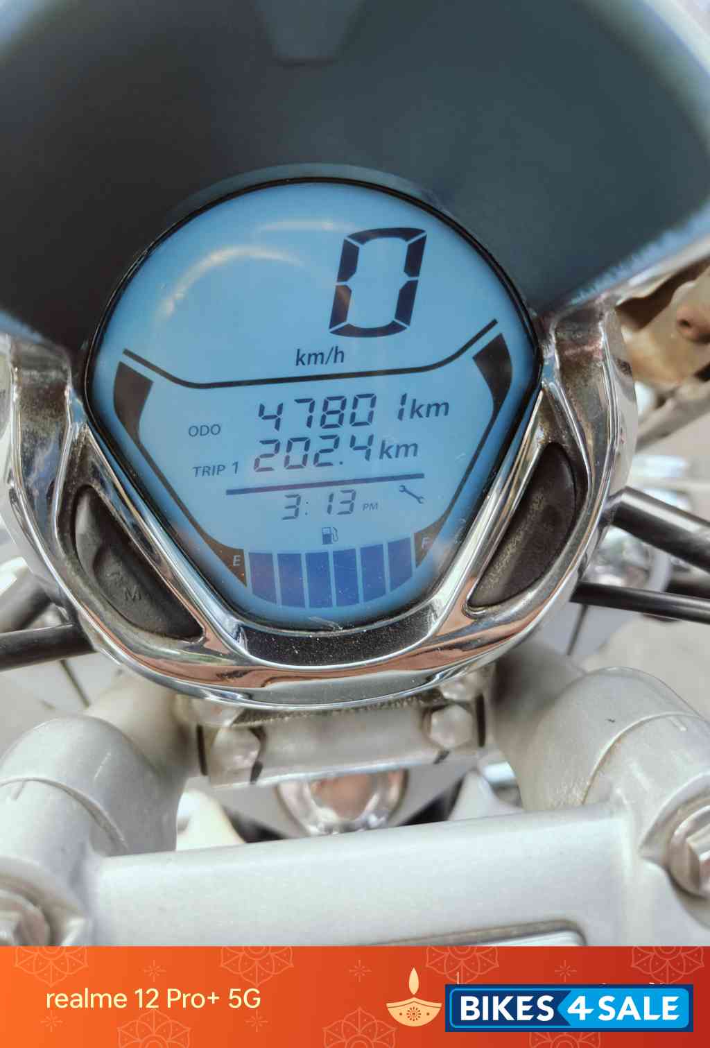 White Bajaj Avenger Cruise 220