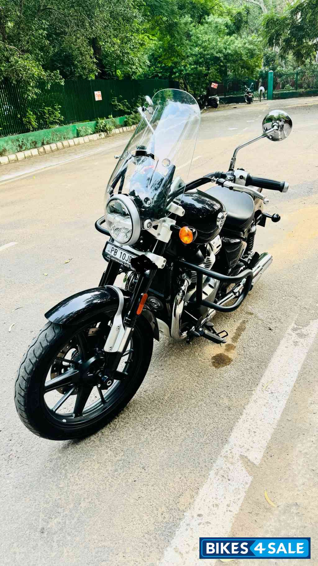 Black Royal Enfield Super Meteor 650