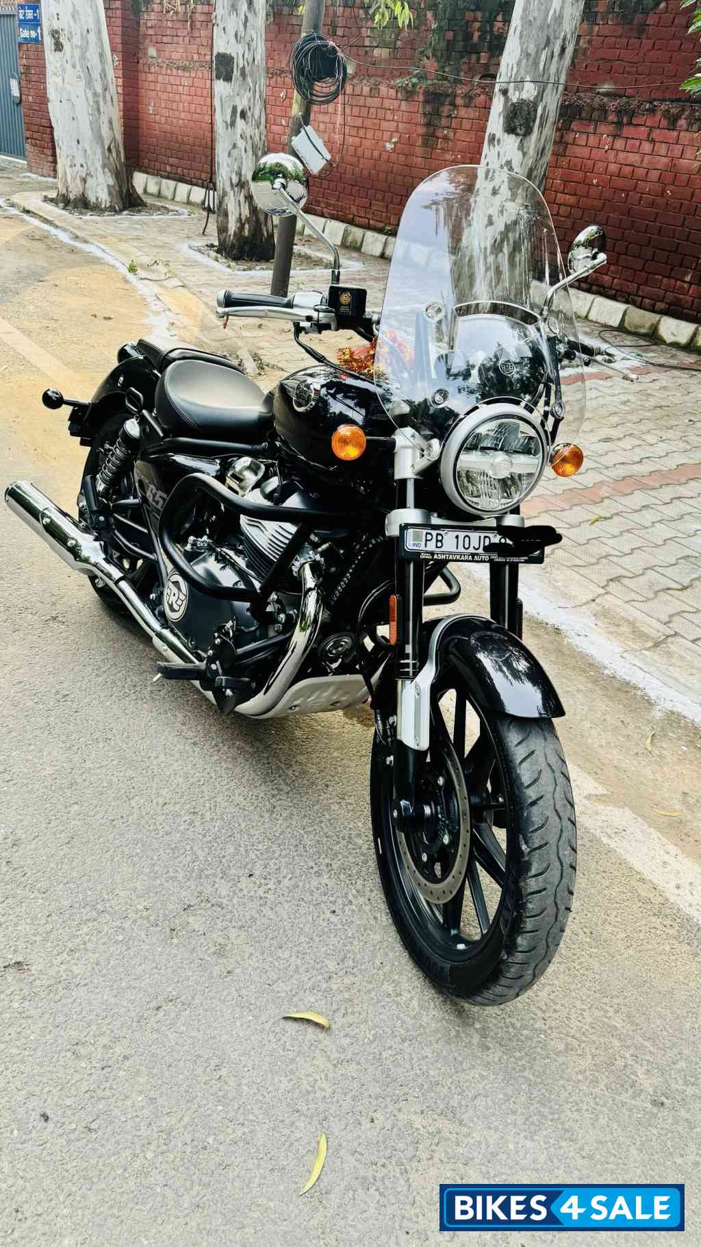 Black Royal Enfield Super Meteor 650