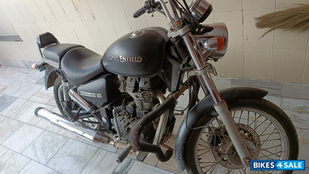 Black Royal Enfield Thunderbird 350