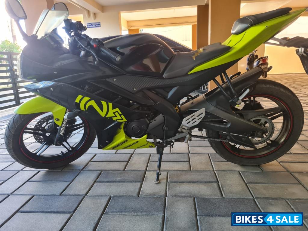 Black Yamaha YZF R15 V2