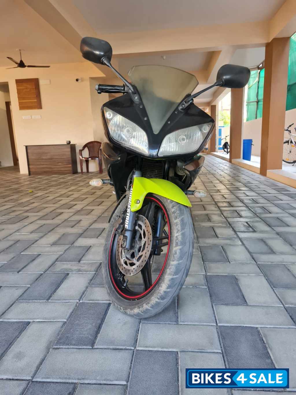 Black Yamaha YZF R15 V2