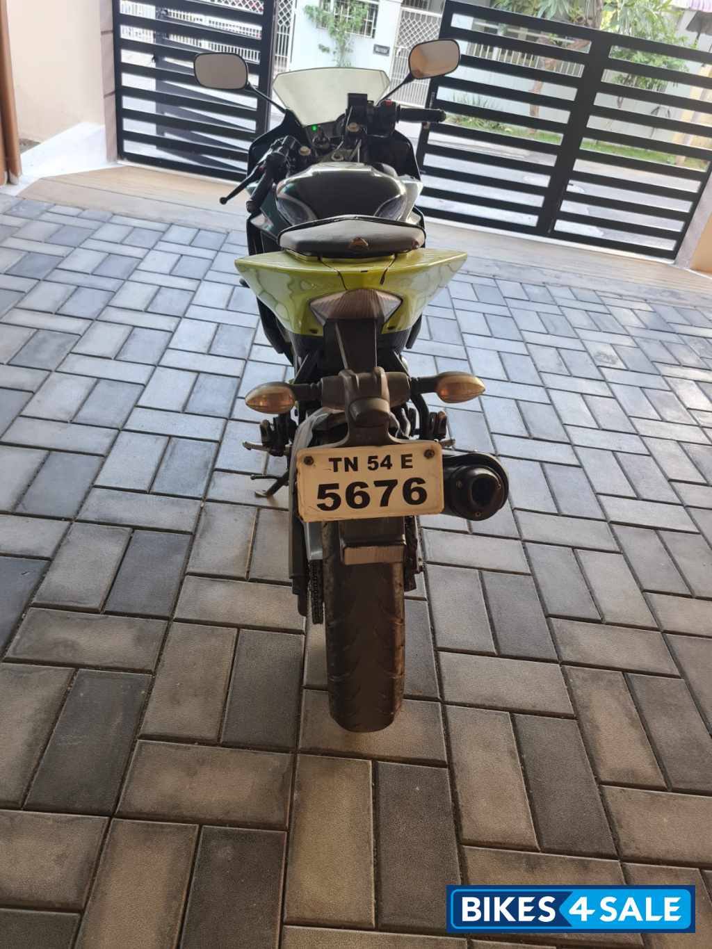 Black Yamaha YZF R15 V2