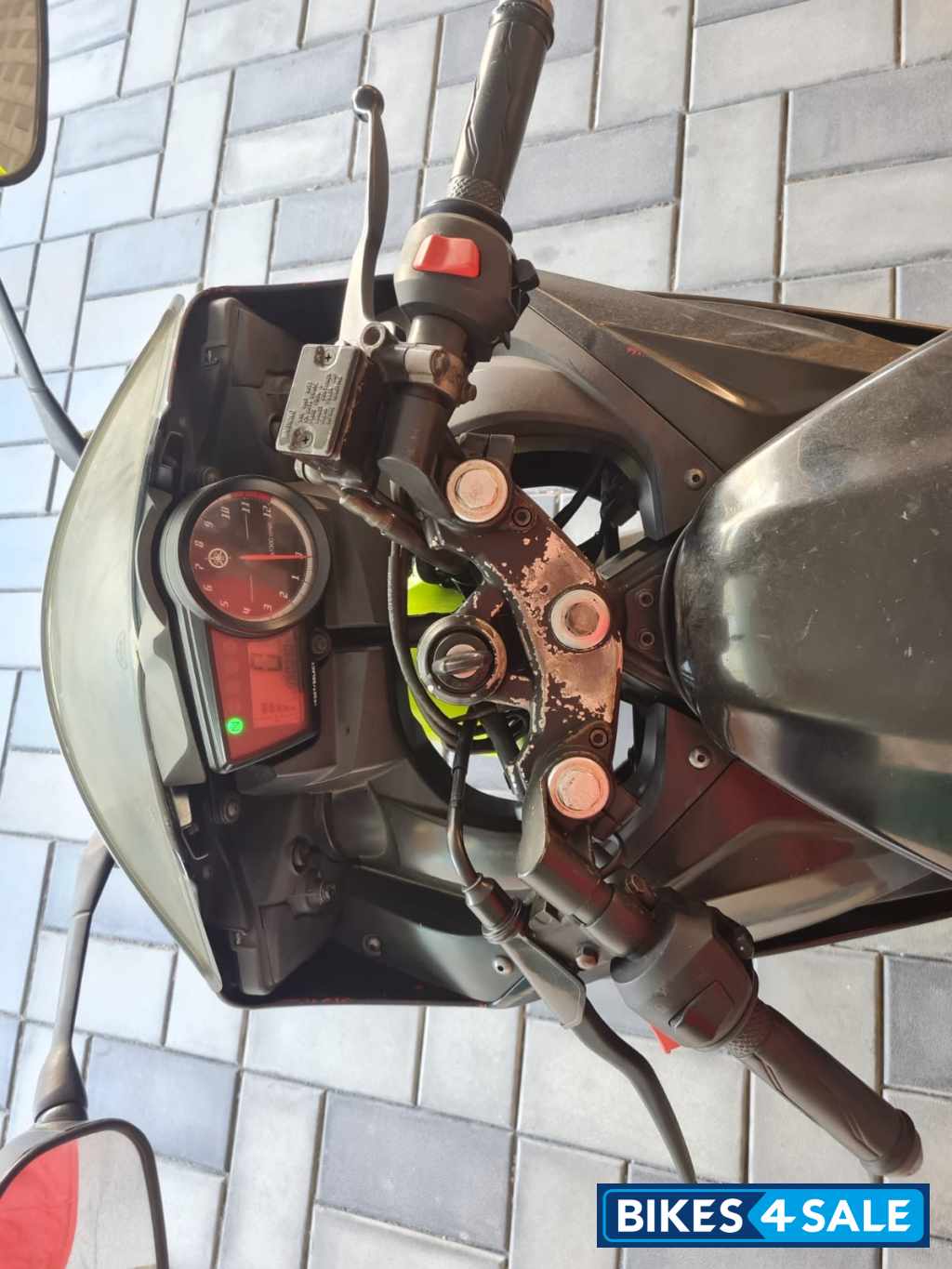 Black Yamaha YZF R15 V2