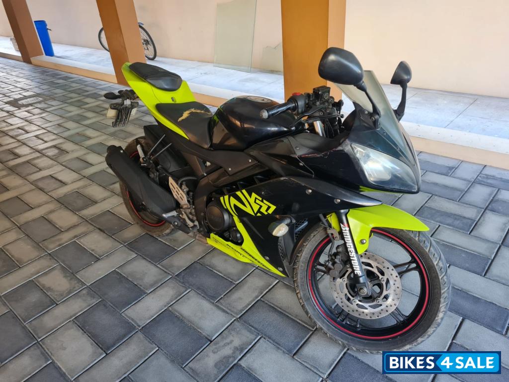 Black Yamaha YZF R15 V2